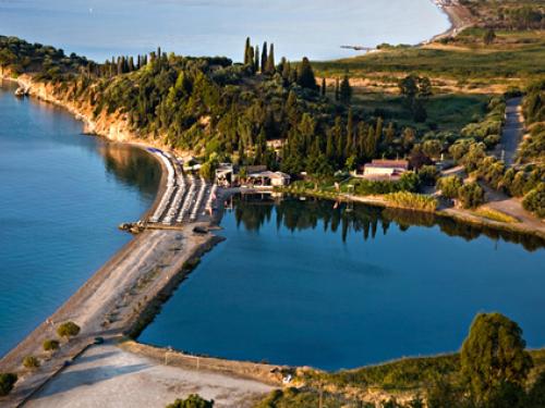 BLUE LAKE: Ο ΚΑΛΟΚΑΙΡΙΝΟΣ ΠΑΡΑΔΕΙΣΟΣ ΠΟΥ ΑΠΕΧΕΙ ΛΙΓΑ ΧΛΜ ΑΠΟ ΤΗΝ ΠΑΤΡΑ