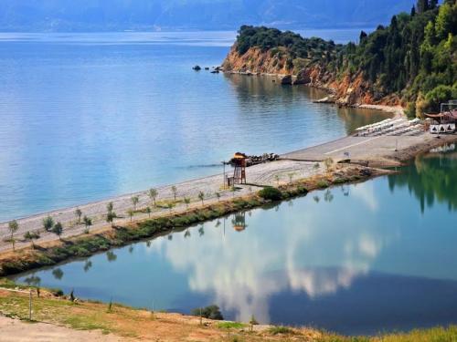 ΜΟΝΑΣΤΗΡΑΚΙ ΦΩΚΙΔΑΣ: ΤΟ ΓΡΑΦΙΚΟ ΠΑΡΑΘΑΛΑΣΣΙΟ ΧΩΡΙΟ ΜΕ ΤΗ «ΓΑΛΑΖΙΑ ΛΙΜΝΗ» 